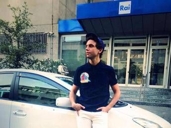 Mika prosegue le riprese di Stasera CasaMika, tappa milanese in taxi Mika prosegue le riprese di Stasera CasaMika, tappa milanese in taxi